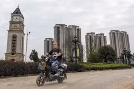 Rủi ro kinh tế Trung Quốc sẽ gia tăng vì xe điện, bất động sản, nợ địa phương