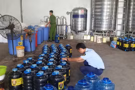 Kinh doanh gần 7.000 lít rượu kém chất lượng, doanh nghiệp bị xử phạt 35 triệu đồng