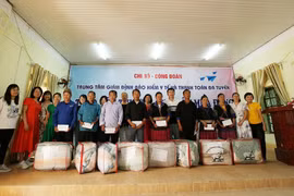 Trung tâm Giám định BHYT và TTĐT: Hành trình tình nguyện đến với xã vùng cao Khao Mang