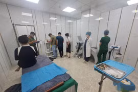 Phát hiện cơ sở thẩm mỹ "chui", "bác sĩ" mới học đến lớp 12 đang nâng ngực cho khách