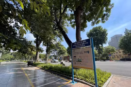 Hà Nội: Lỡ hẹn, trạm xe điện công cộng bỏ không, nhếch nhác