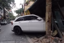 Nữ tài xế Mercedes mất lái, lao thẳng vào nhà dân ở trung tâm Hà Nội