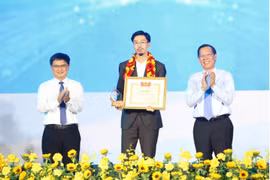 Rapper Đen Vâu nhận giải thưởng Tình nguyện quốc gia năm 2023