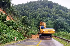 Mưa lũ gây hư hại lớn cho hạ tầng giao thông khu vực miền Trung