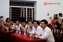 Gia đình Việt Nam mang yêu thương đến mùa Trung thu đầu tiên cho trẻ em vạn chài