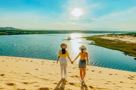 Bàu Trắng: Hồ nước trong giữa sa mạc cát trắng đẹp nhất Phan Thiết