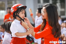 Hai triệu mũ bảo hiểm được trao tặng cho học sinh lớp 1 trên toàn quốc năm học 2023 - 2024