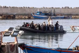 Thêm 55 người di cư chết đuối ở ngoài khơi Libya
