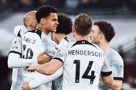 Ngược dòng thắng West Ham, Liverpool phả hơi nóng vào top 4