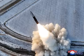 Ông Kim Jong Un giám sát vụ phóng tên lửa xuyên lục địa Hwasong-18