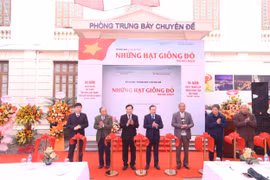 Trưng bày hơn 100 tài liệu quý về chuyên đề: "Những hạt giống đỏ"
