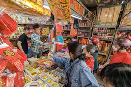 Nhộn nhịp mua sắm ngày vía Thần Tài ở thủ phủ vàng mã của TPHCM