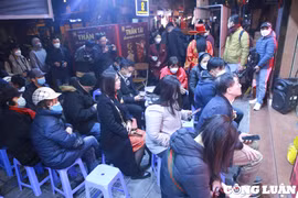 Ngày vía Thần Tài: Người dân xếp hàng từ 4h sáng chờ mua vàng