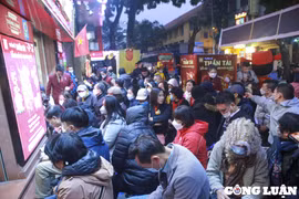Nhộn nhịp người dân xếp hàng mua vàng ngày vía Thần Tài