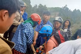 Sản phụ người Mông đẻ rơi con trên cáng tự chế