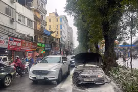 Xe sang bất ngờ bốc cháy trên đường Láng, gây tắc nghẽn giao thông