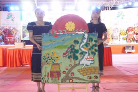 Kon Tum: Học sinh Xơ Đăng vẽ tranh trên đá gây quỹ giúp đỡ người nghèo