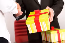 Biếu quà dịp Tết là nét văn hóa rất tốt đẹp, không đặt nặng yếu tố vật chất