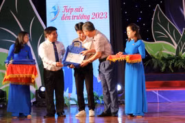 Báo Tuổi Trẻ trao học bổng Tiếp sức đến trường cho các tân sinh viên có hoàn cảnh khó khăn