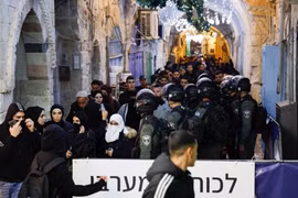 Bạo lực bùng phát ở Jerusalem trong tháng lễ Ramadan