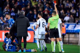 Hạ Alaves ở phút 92, Real Madrid lên đỉnh La Liga