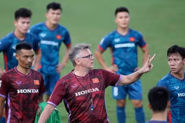 HLV Philippe Troussier đang chạy đua với thời gian