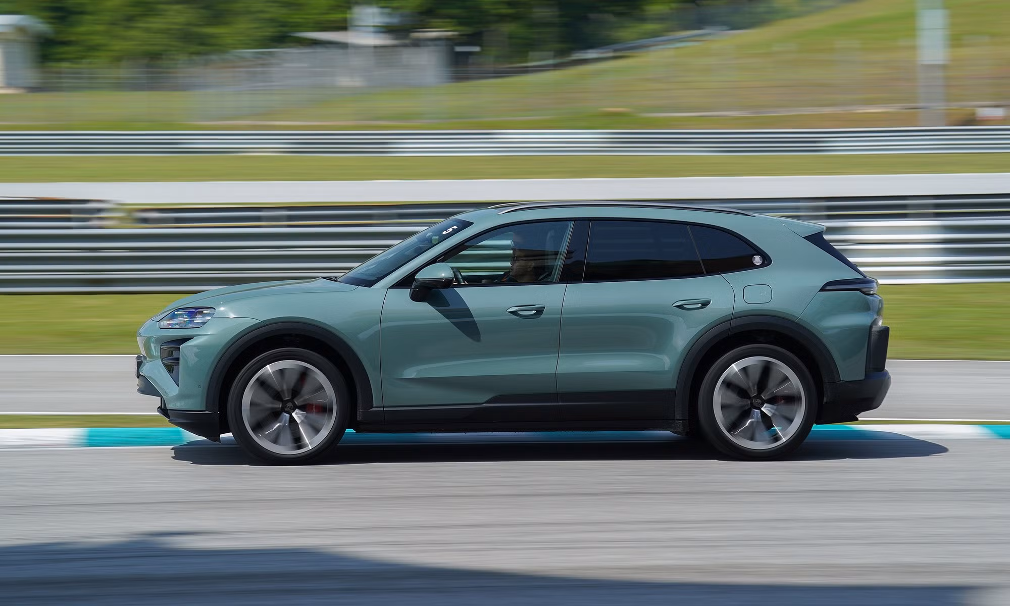 porsche-cayenne-ev-2026.jpg