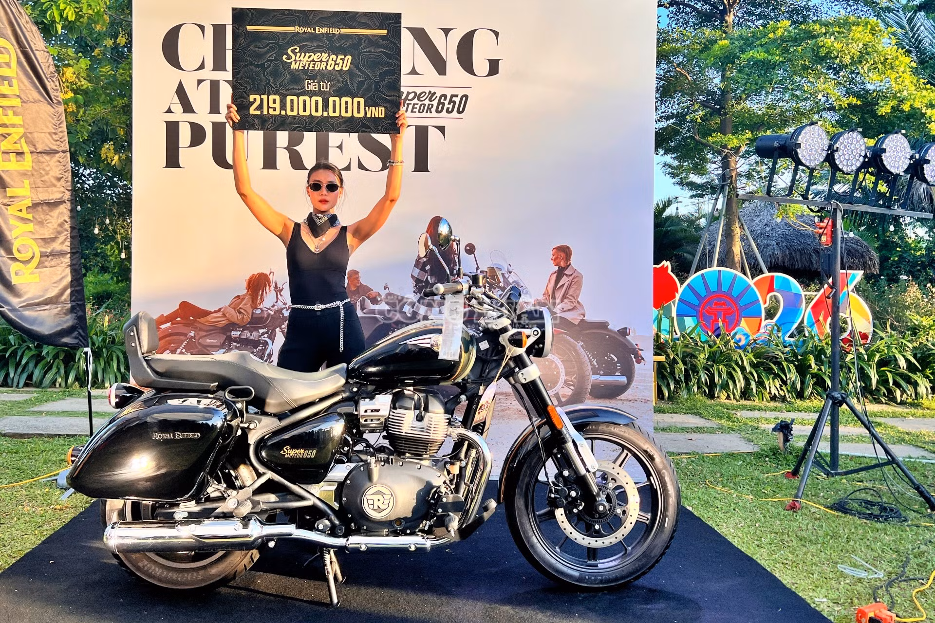 clo_c_royal-enfield-super-meteor-650-2.jpg