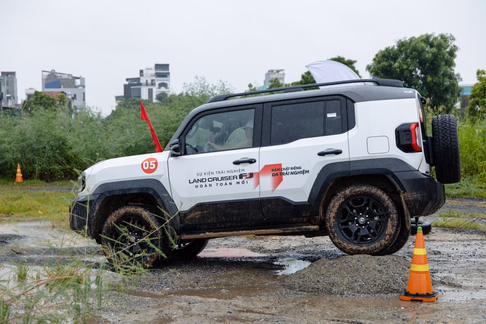 toyota-land-cruiser-fj-2026-2.jpg