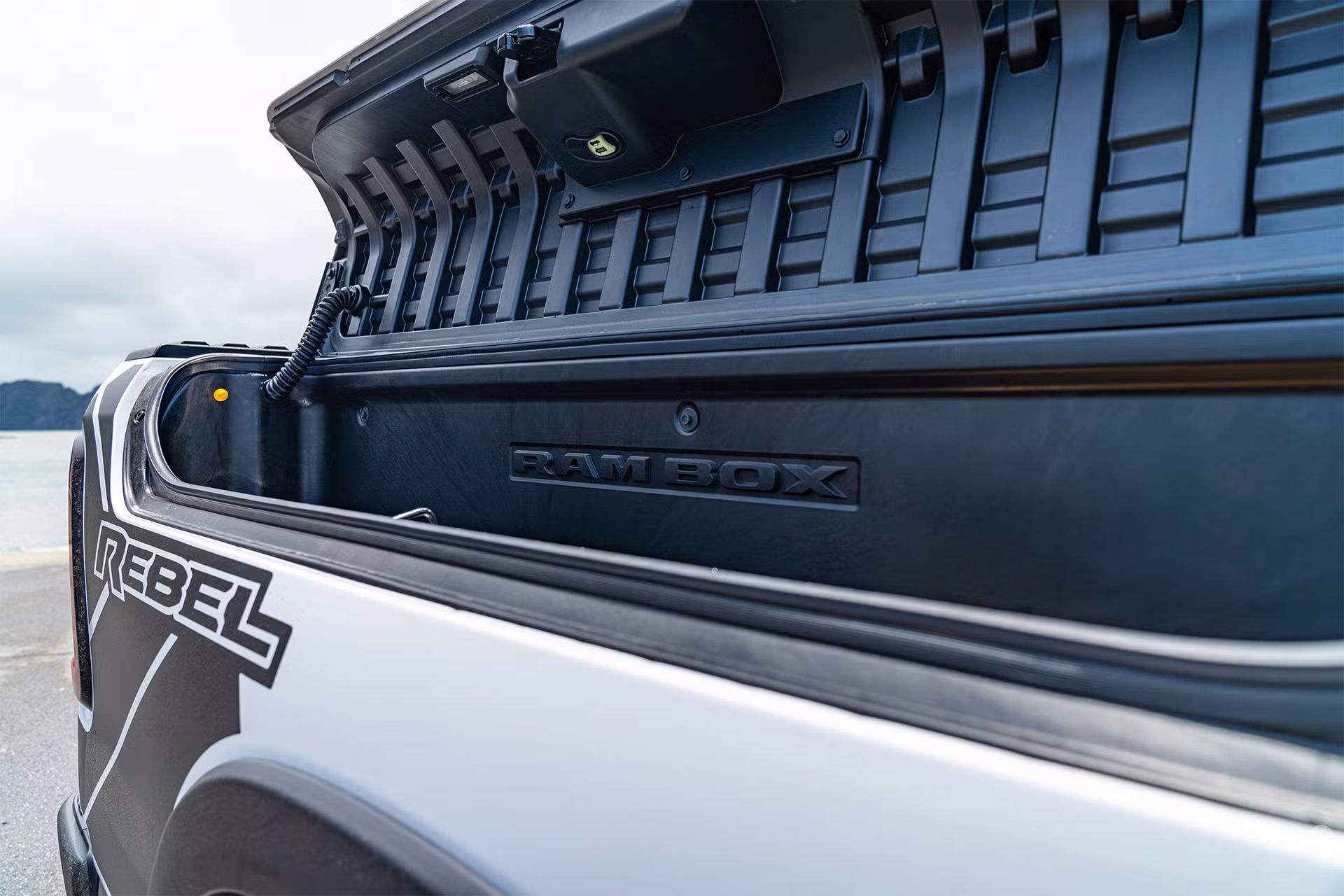 ram-1500-rebel-2026-29.jpg
