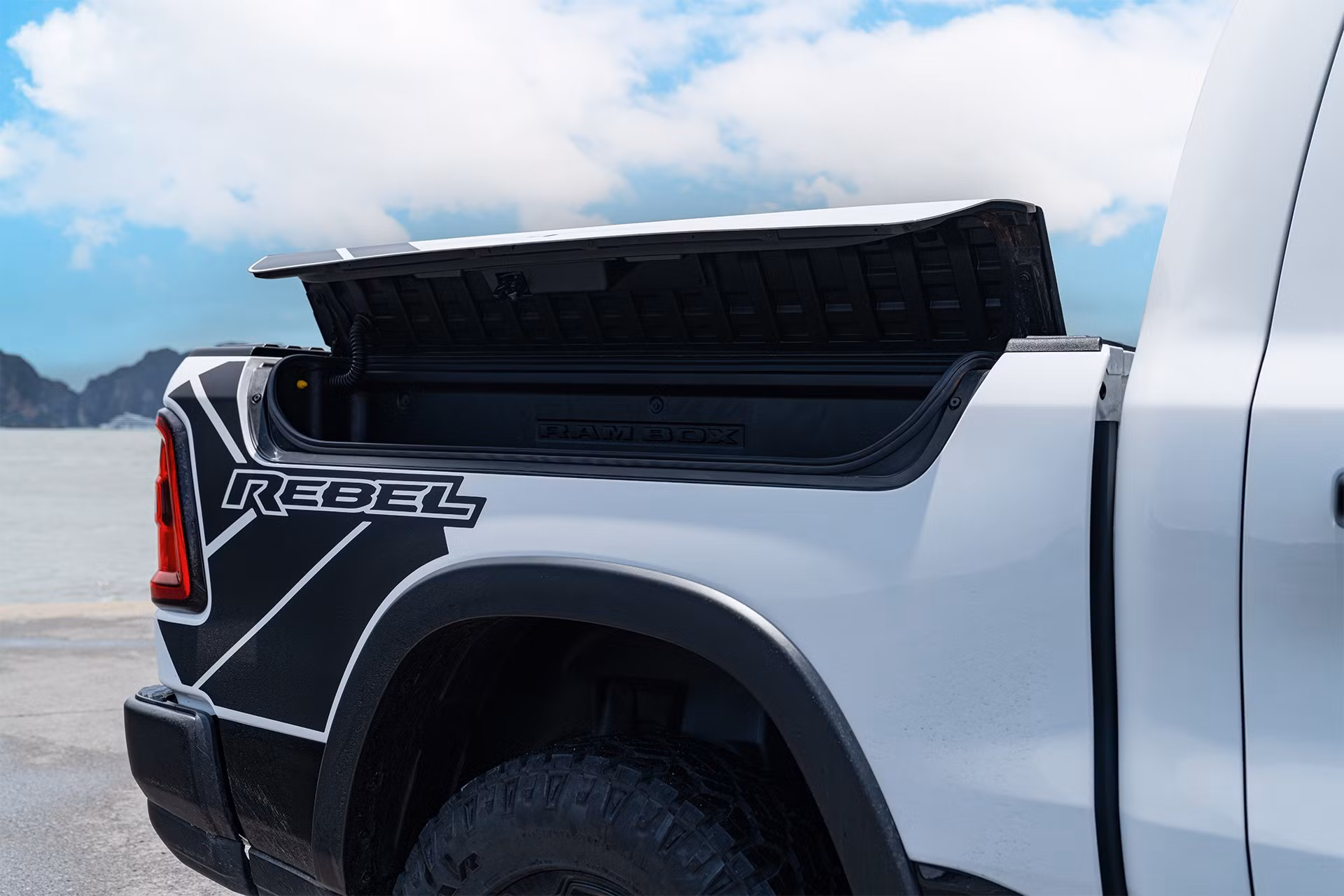ram-1500-rebel-2026-30.jpg