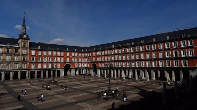 Quảng trường Madrid vốn đông đúc nay chỉ còn lác đác vài bóng người. Ảnh: AFP