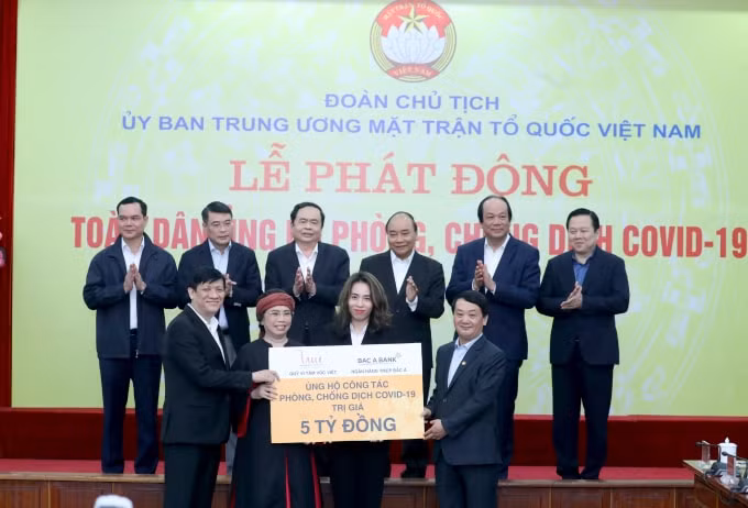 Bà Thái Hương, Phó Chủ tịch HĐQT, Tổng Giám đốc Ngân hàng TMCP Bắc Á và bà Trần Như Trang – Giám đốc Quỹ vì Tầm Vóc Việt đã trực tiếp trao tặng 5 tỷ đồng tới đại diện Mặt trận Tổ quốc Việt Nam và Bộ Y tế.