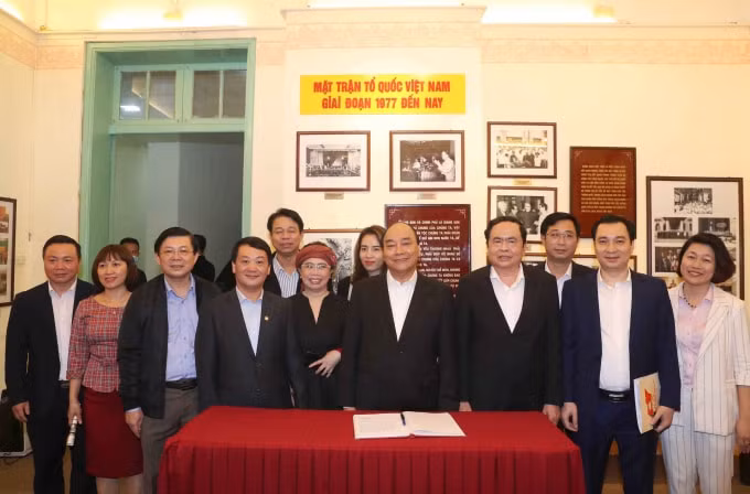 Đại diện một số doanh nghiệp ủng hộ chương trình phòng chống dịch Covid - 19
