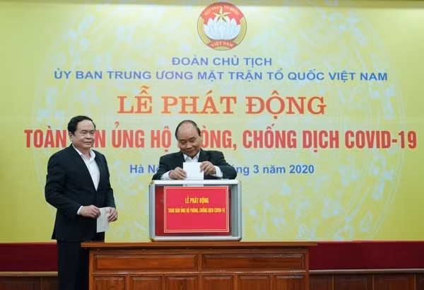 Thủ tướng Nguyễn Xuân Phúc ủng hộ phòng, chống dịch COVID-19. Ảnh: VGP