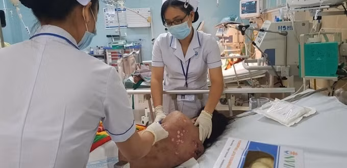 Chị P.T.K.A đang được các y, bác sỹ bệnh viên đa khoa Đồng Nai thăm khám-ảnh: T/L