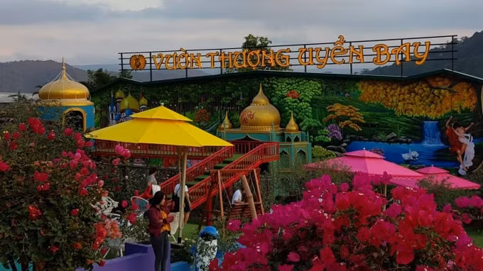 Vườn thượng uyển bay của Hợp tác xã du lịch canh nông tổng hợp Xuân Ái Hùng (gọi tắt HTX Xuân Ái Hùng) tọa lạc ở số 28A Khe Sanh, P.10, TP.Đà Lạt.