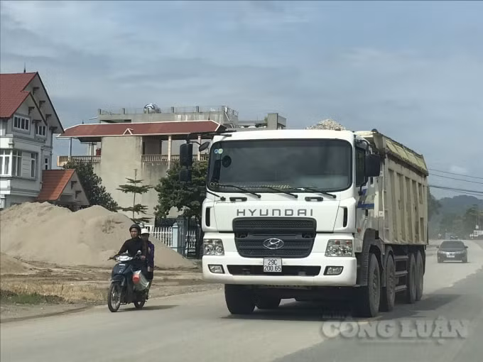 Tình trạng xe quá tải trọng lưu thông công khai tại một số tuyến quốc lộ trọng điểm gây bức xúc dư luận, làm mất trật tự, an toàn giao thông và hư hỏng kết cấu hạ tầng giao thông đường bộ