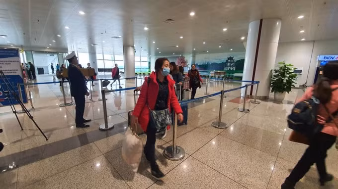 Hành khách từ Trung Quốc về Hà Nội tại cửa khẩu Nội Bài. Ảnh Tuấn Dũng/Bộ Y tế.