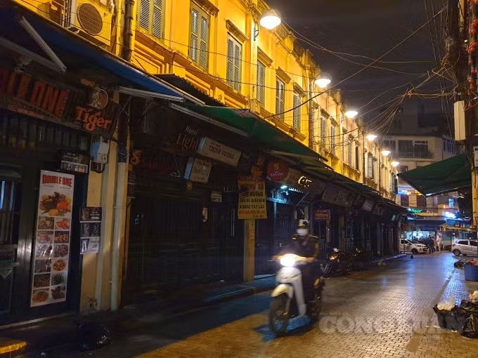 Trên phố tây Tạ Hiện gần như tất cả các cửa hàng đã đóng cửa nghỉ bán hàng. Ảnh H.Long.