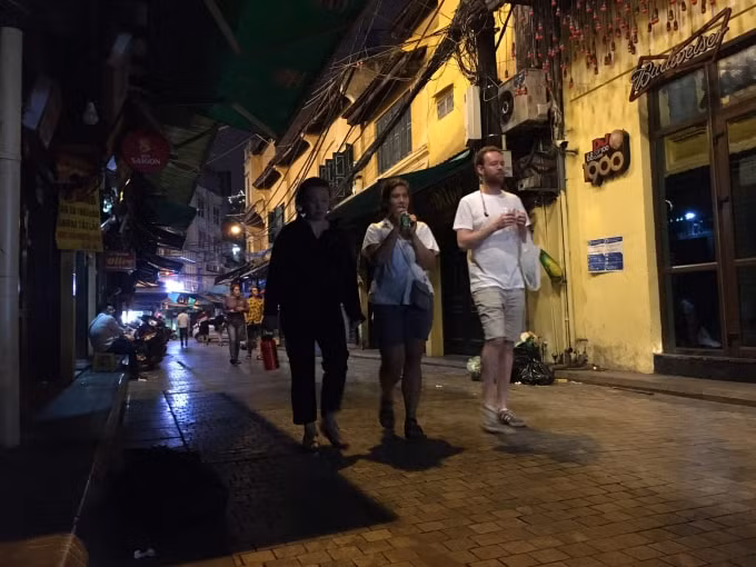 Các tuyến phố lúc này dường như chỉ còn khách nước ngoài đi lại ngoài đường. Ảnh H.Long.