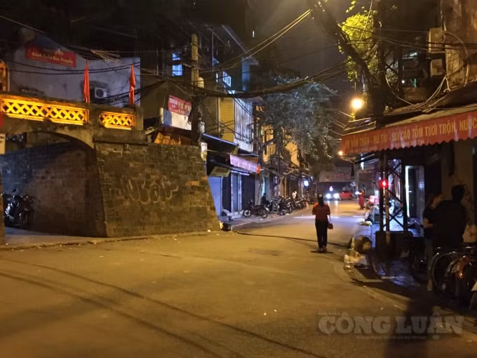 Khi các cửa hàng đã đóng cửa, các con phố cũng vắng khách qua lại hơn. Ảnh H.L.