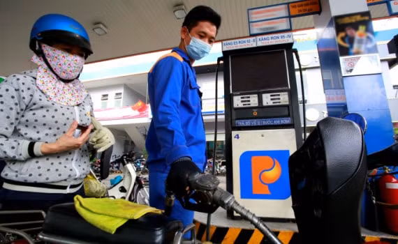 Việc giảm giá bán xăng dầu trong nước phản ánh xu hướng giá thành phẩm thế giới, phù hợp với tình hình kinh tế xã hội. Ảnh minh họa.