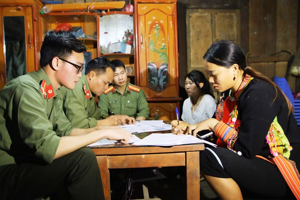 Lực lượng công an đã tuyên truyền, giáo dục và yêu cầu P. xóa&nbsp;thông tin không đúng sự thật; đăng tải thông tin đính chính về hành vi vi phạm của mình và cam kết không tái phạm. Ảnh: PV