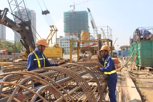 Thi công Dự án đường vành đai 3 trên cao đoạn Mai Dịch - Nam Thăng Long. Ảnh: TL