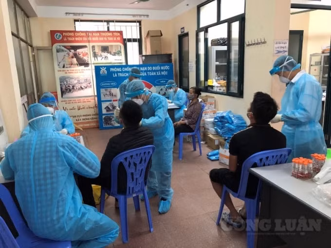 Các nhân viên đều được trang bị bảo hộ kỹ, kiểm tra từng người trong khu vực bị cách ly