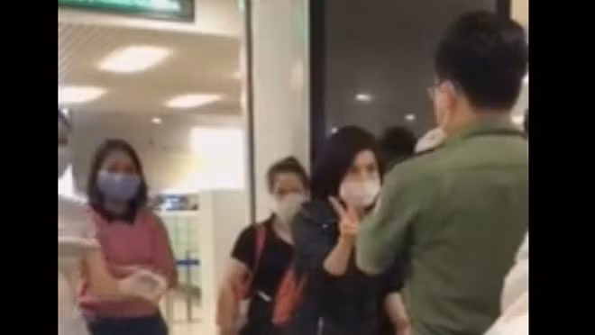 Người phụ nữ mặc áo đen được cho là Việt kiều về nước tránh dịch đã gây 