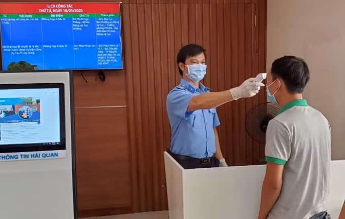 Tổ chức đo thân nhiệt cho khách đến liên hệ công tác tại nơi làm việc