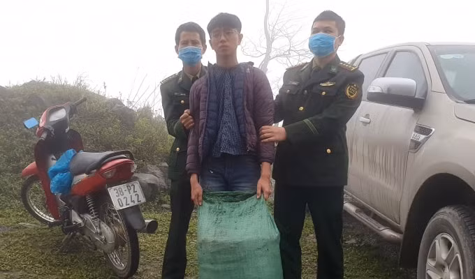 Lực lượng chức năng Hà Tĩnh bắt quả tang đối tượng Nguyễn Duy Nam, cùng Tang vật và xe máy tại hiện trường