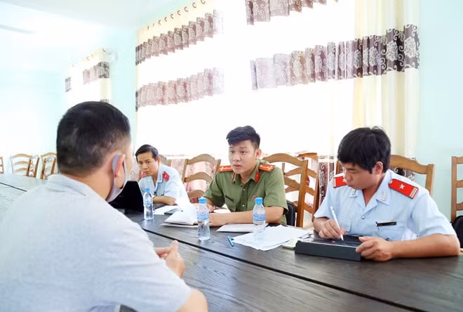Đại diện cơ quan chức năng làm việc với người vi phạm. Ảnh: Công an cung cấp